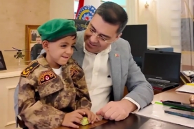 polis-helikopterine-bayrak-sallayan-cocuga-bisiklet-hediye-edildi-eOa2Vstj.jpg