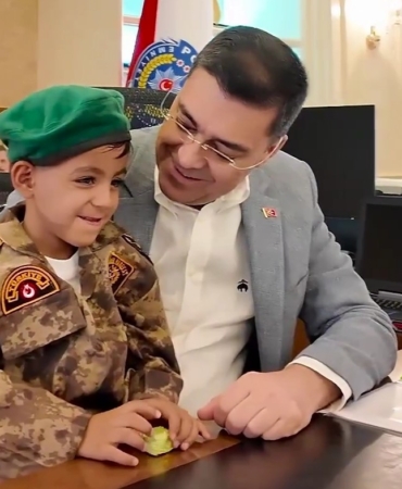 polis-helikopterine-bayrak-sallayan-cocuga-bisiklet-hediye-edildi-eOa2Vstj.jpg