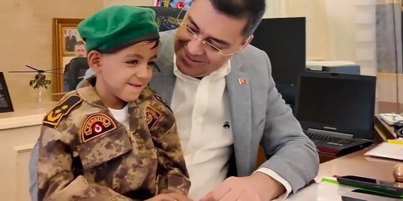 polis-helikopterine-bayrak-sallayan-cocuga-bisiklet-hediye-edildi-eOa2Vstj.jpg