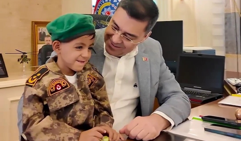 polis-helikopterine-bayrak-sallayan-cocuga-bisiklet-hediye-edildi-eOa2Vstj.jpg