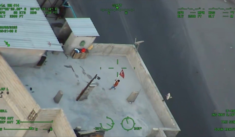 polis-helikopterini-turk-bayragiyla-selamlayan-cocuk-ilgi-odagi-oldu-83IxCxzh.jpg