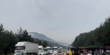 pozanti-adana-istikameti-tir-devrilmesi-nedeniyle-trafige-kapandi-SflD5OnF.jpg