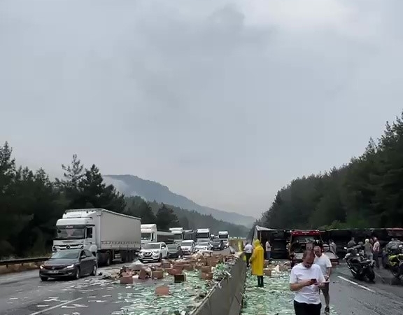 pozanti-adana-istikameti-tir-devrilmesi-nedeniyle-trafige-kapandi-SflD5OnF.jpg