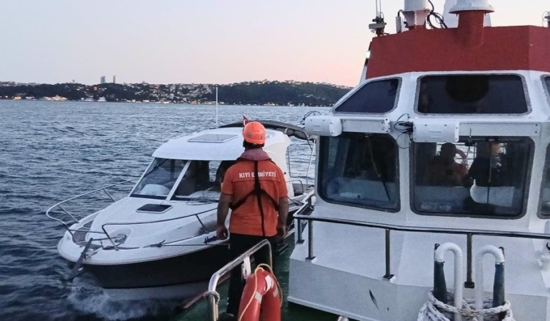 sariyer-aciklarinda-su-alan-tekne-kurtarildi-rDZ1G35L.jpg