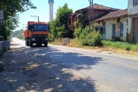 sicakligin-35-dereceyi-buldugu-bilecikte-asfalt-eridi-KhLOm4cp.jpg