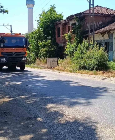 sicakligin-35-dereceyi-buldugu-bilecikte-asfalt-eridi-KhLOm4cp.jpg