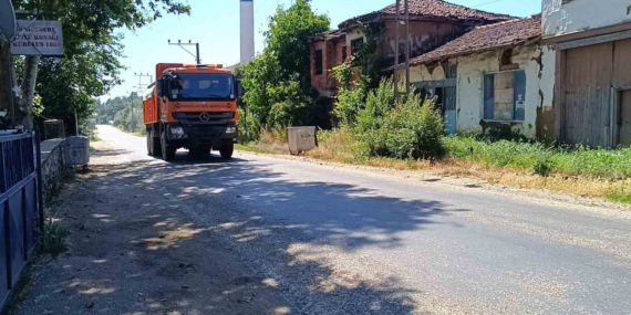 sicakligin-35-dereceyi-buldugu-bilecikte-asfalt-eridi-KhLOm4cp.jpg