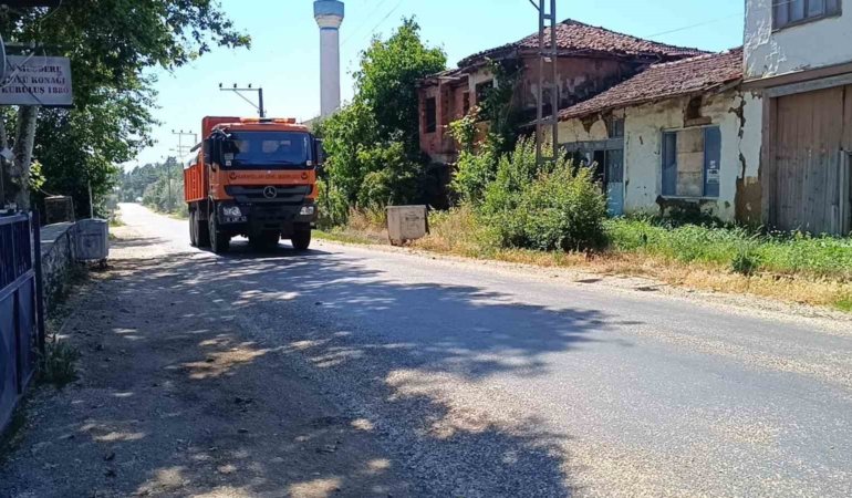 sicakligin-35-dereceyi-buldugu-bilecikte-asfalt-eridi-KhLOm4cp.jpg