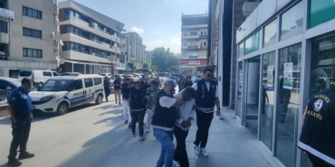 silahla-vurduklari-adami-darbederek-oldurduler-cinayet-ani-kamerada-XvHSepZ4.jpg