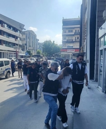 silahla-vurduklari-adami-darbederek-oldurduler-cinayet-ani-kamerada-XvHSepZ4.jpg