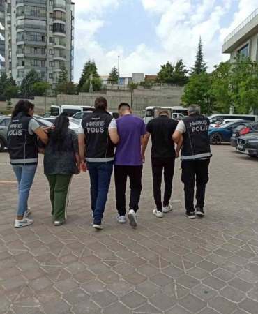 sokak-saticilarina-buyuk-darbe-binlerce-uyusturucu-hap-ele-gecirildi-jINJSMML.jpg