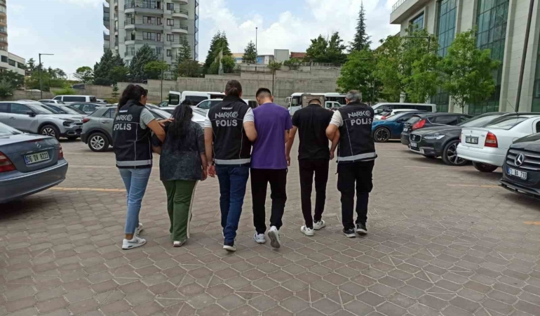 sokak-saticilarina-buyuk-darbe-binlerce-uyusturucu-hap-ele-gecirildi-jINJSMML.jpg