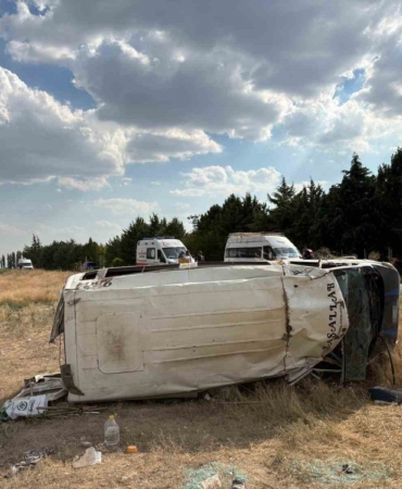 tarim-iscilerini-tasiyan-minibus-devrildi-17-yarali-YCUjUlyT.jpg