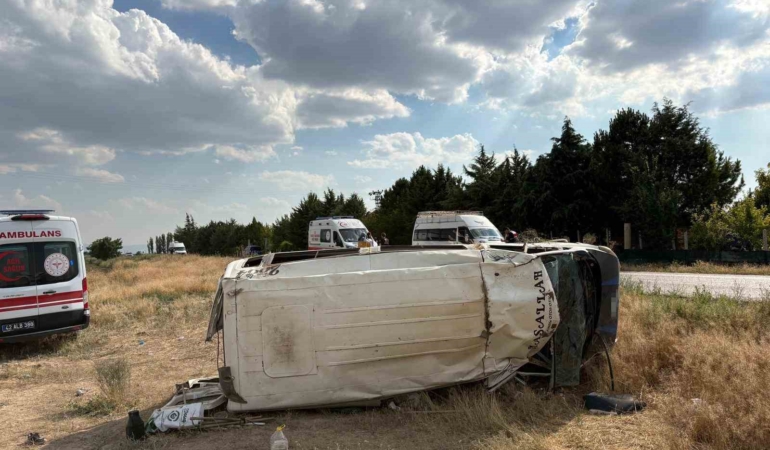 tarim-iscilerini-tasiyan-minibus-devrildi-17-yarali-YCUjUlyT.jpg