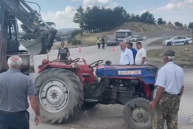 tavsanlida-otomobil-ile-traktor-carpisti-3-yarali-4sh5qydZ.jpg