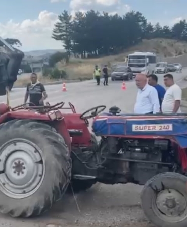 tavsanlida-otomobil-ile-traktor-carpisti-3-yarali-4sh5qydZ.jpg