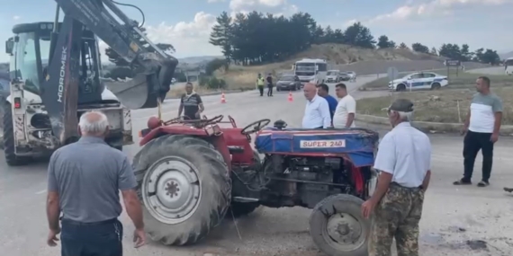 tavsanlida-otomobil-ile-traktor-carpisti-3-yarali-4sh5qydZ.jpg