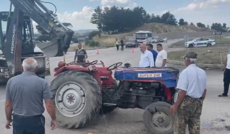 tavsanlida-otomobil-ile-traktor-carpisti-3-yarali-4sh5qydZ.jpg