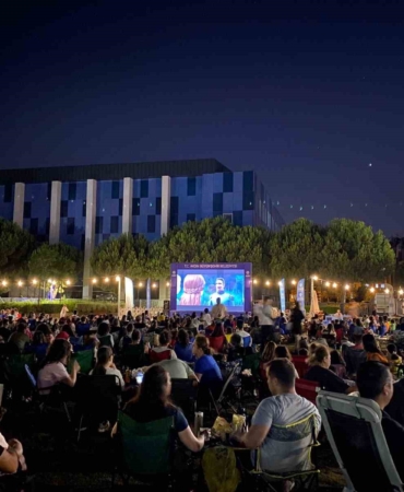 tekstil-park-ve-mimar-sinan-parkta-acik-hava-sinemasi-keyfi-TnDiVQHS.jpg