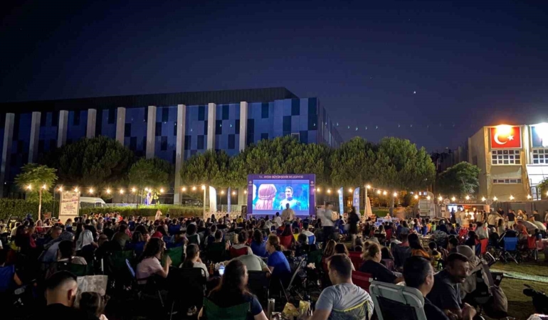 tekstil-park-ve-mimar-sinan-parkta-acik-hava-sinemasi-keyfi-TnDiVQHS.jpg
