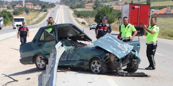 tofas-bariyerlere-ok-gibi-saplandi-1-yarali-NW2Kt7RO.jpg