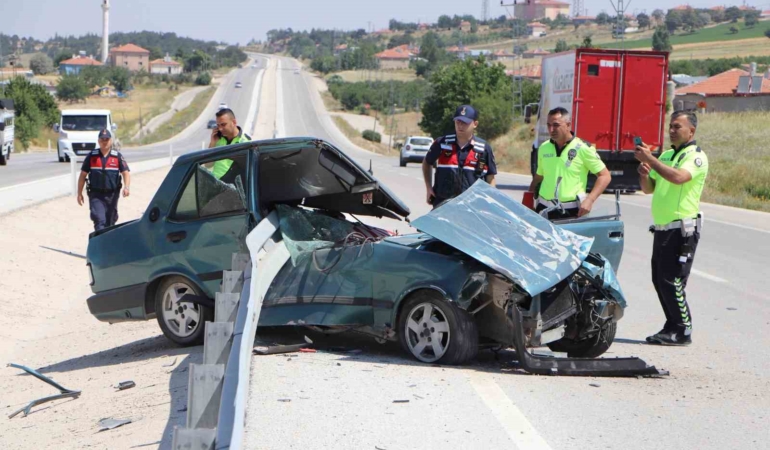 tofas-bariyerlere-ok-gibi-saplandi-1-yarali-NW2Kt7RO.jpg