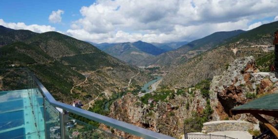torul-kalesi-cam-seyir-terasi-yaz-sicaklarinda-ziyaretcilerin-ugrak-noktasi-oldu-chl3Y2Dp.jpg