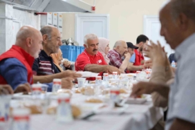 turk-kizilaydan-huzurevi-sakinlerine-anlamli-agirlama-lgpDzEAf.jpg