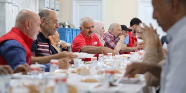 turk-kizilaydan-huzurevi-sakinlerine-anlamli-agirlama-lgpDzEAf.jpg