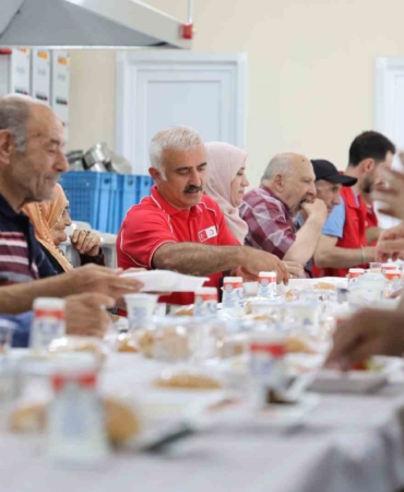 turk-kizilaydan-huzurevi-sakinlerine-anlamli-agirlama-lgpDzEAf.jpg