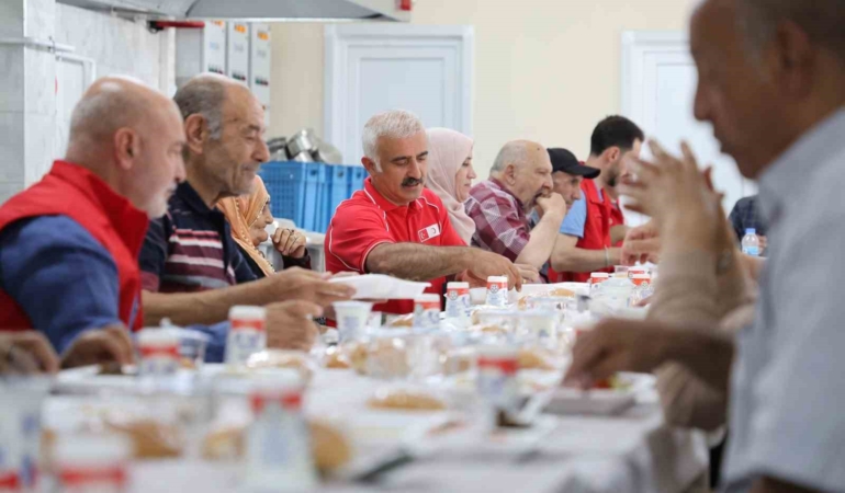 turk-kizilaydan-huzurevi-sakinlerine-anlamli-agirlama-lgpDzEAf.jpg