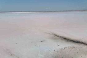 tuz-golu-pembe-renge-burundu-turistler-bolgeye-akin-etti-6SeQfTdC.jpg