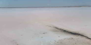 tuz-golu-pembe-renge-burundu-turistler-bolgeye-akin-etti-6SeQfTdC.jpg