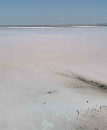 tuz-golu-pembe-renge-burundu-turistler-bolgeye-akin-etti-6SeQfTdC.jpg