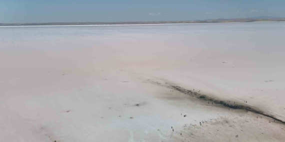 tuz-golu-pembe-renge-burundu-turistler-bolgeye-akin-etti-6SeQfTdC.jpg
