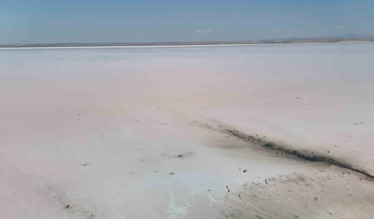 tuz-golu-pembe-renge-burundu-turistler-bolgeye-akin-etti-6SeQfTdC.jpg