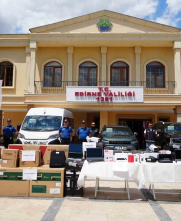 vali-sezer-duzensiz-gocte-edirne-buyuk-olcude-rota-olmaktan-cikti-hlkt4NkO.jpg