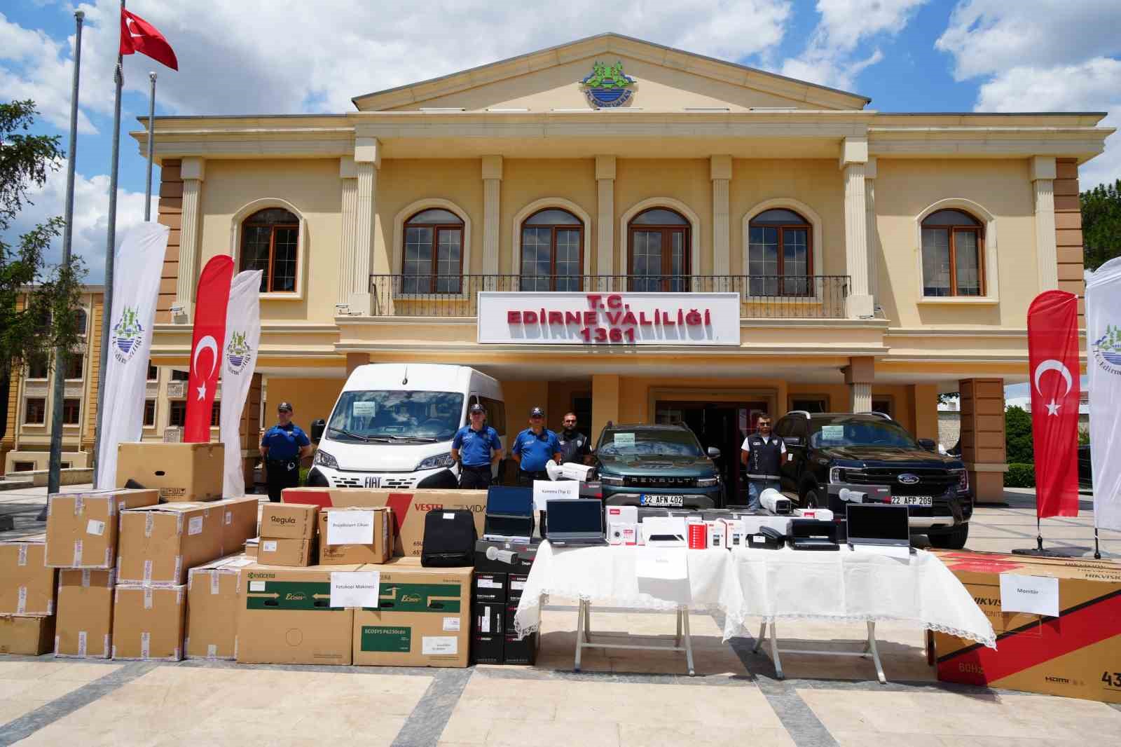 vali-sezer-duzensiz-gocte-edirne-buyuk-olcude-rota-olmaktan-cikti-hlkt4NkO.jpg