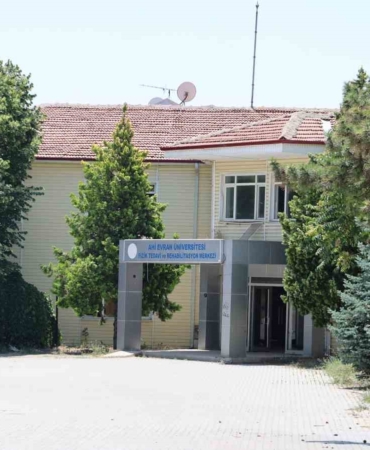 vandallar-eski-fizik-tedavi-merkezinin-duvarlarina-sprey-boyalarla-yazi-yazdi-5ptcUEht.jpg