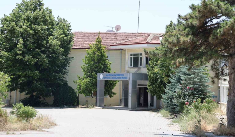 vandallar-eski-fizik-tedavi-merkezinin-duvarlarina-sprey-boyalarla-yazi-yazdi-5ptcUEht.jpg