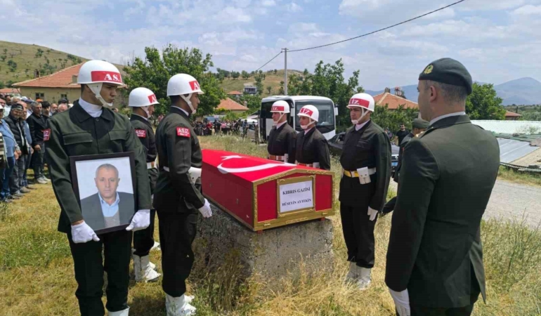 vefat-eden-kibris-gazisi-son-yolculuguna-ugurlandi-Nfpx2C5U.jpg