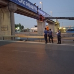 yari-ciplak-sahis-ust-gecitte-asili-bulundu-6cZD834y.jpg