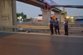 yari-ciplak-sahis-ust-gecitte-asili-bulundu-6cZD834y.jpg