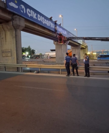 yari-ciplak-sahis-ust-gecitte-asili-bulundu-6cZD834y.jpg