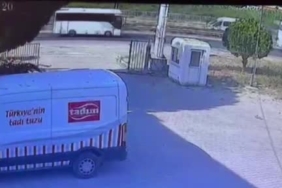 yol-kenarindaki-tabelaya-carpan-motosikletli-basindaki-kask-sayesinde-hayata-tutundu-XjgPHRQU.jpg