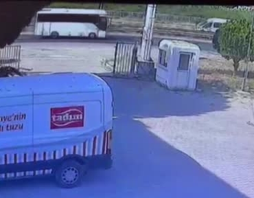 yol-kenarindaki-tabelaya-carpan-motosikletli-basindaki-kask-sayesinde-hayata-tutundu-XjgPHRQU.jpg