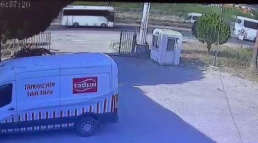 yol-kenarindaki-tabelaya-carpan-motosikletli-basindaki-kask-sayesinde-hayata-tutundu-XjgPHRQU.jpg