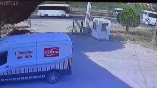 yol-kenarindaki-tabelaya-carpan-motosikletli-basindaki-kask-sayesinde-hayata-tutundu-XjgPHRQU.jpg