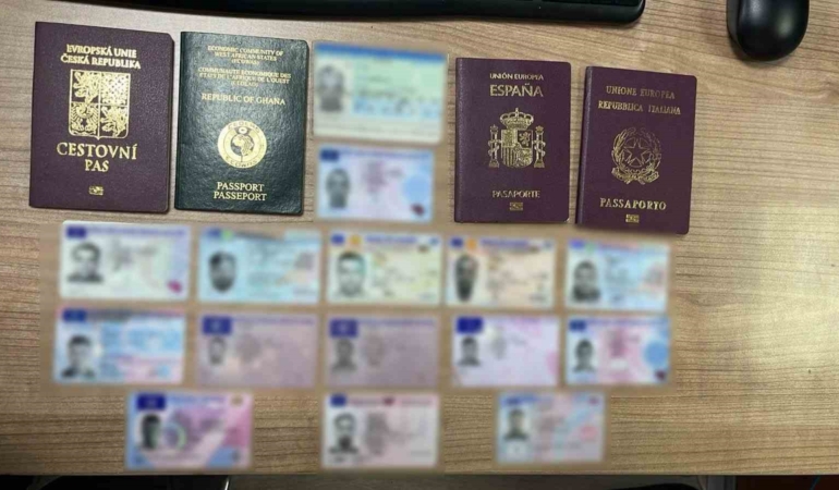 yurt-disina-gonderilecek-kargodan-sahte-pasaport-ve-kimlik-cikti-py9xpuQZ.jpg
