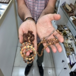 KAHVALTI SOFRALARININ ATIĞI, EL EMEĞİNİN HAMMADDESİ OLDU TESEPİH USTASI 100 ZEYTİN ÇEKİRDEĞİ GETİRENE ZEYTİN ÇEKİRDEKLERİNDEN ÖRÜLEN BİR BİLEKLİK HEDİYE EDİYOR